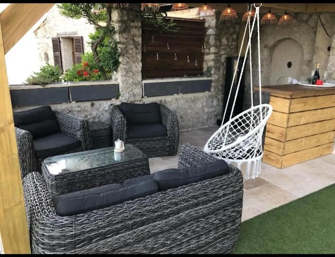 Bed & Breakfast Nuit Insolite Avec Jacuzzi Privatif Et Piscine La Roquette-sur-Var France