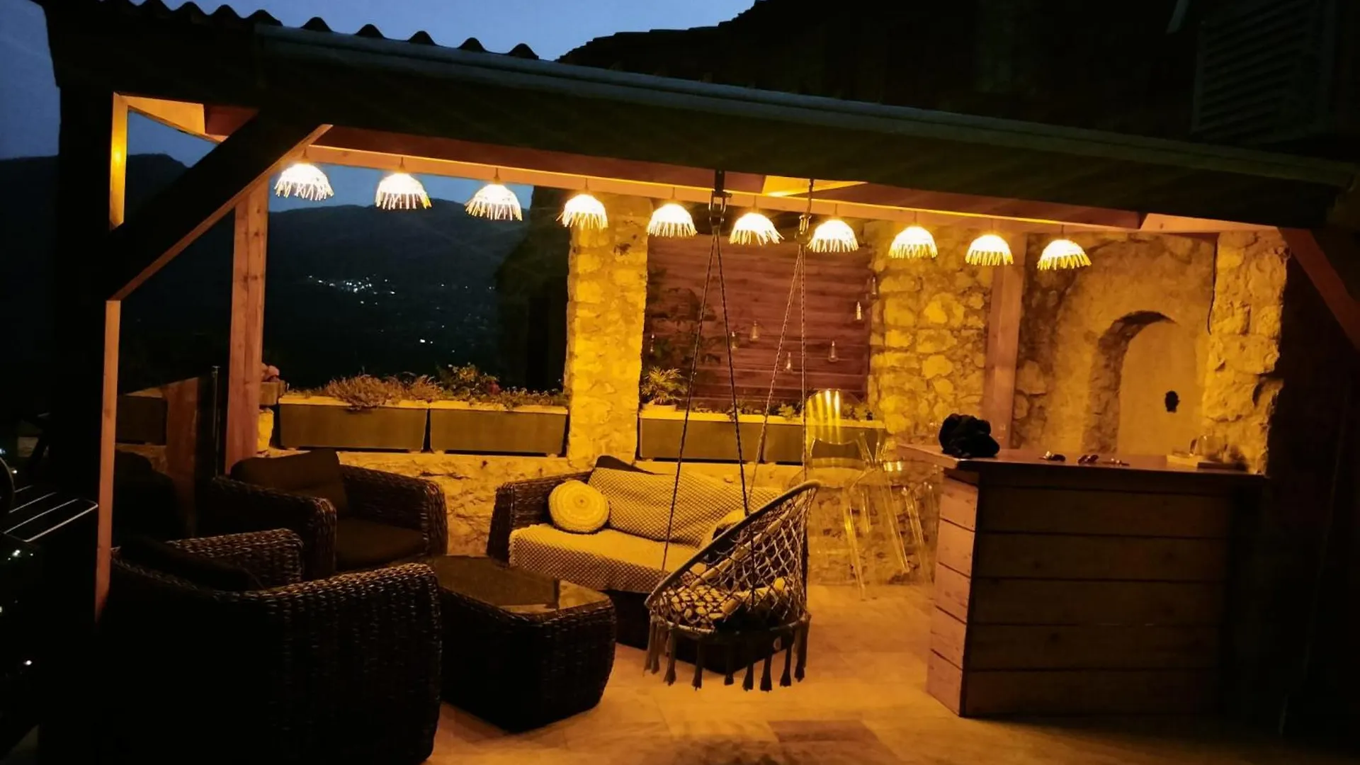 Bed & Breakfast Nuit Insolite Avec Jacuzzi Privatif Et Piscine La Roquette-sur-Var