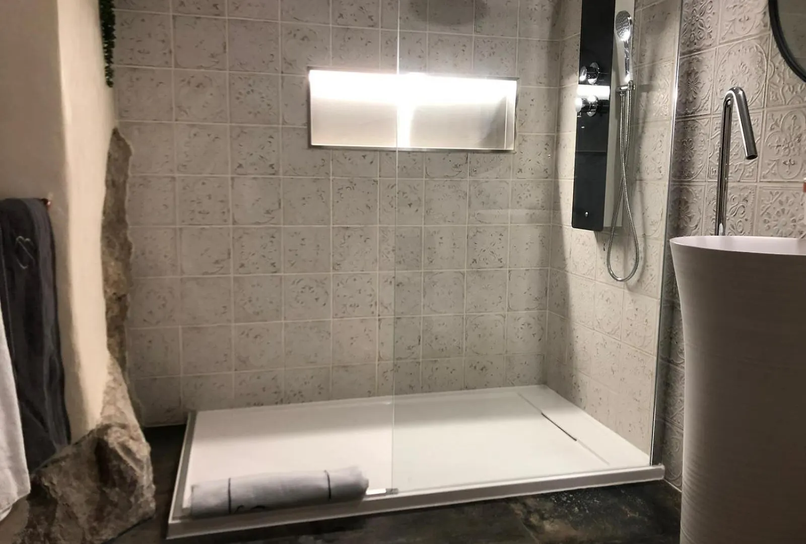 Nuit Insolite Avec Jacuzzi Privatif Et Piscine La Roquette-sur-Var Bed & Breakfast