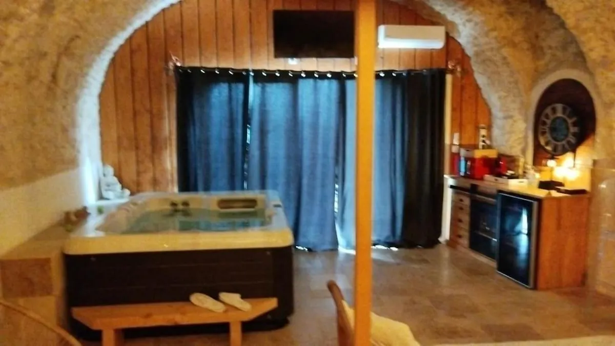 Nuit Insolite Avec Jacuzzi Privatif Et Piscine La Roquette-sur-Var Bed & Breakfast