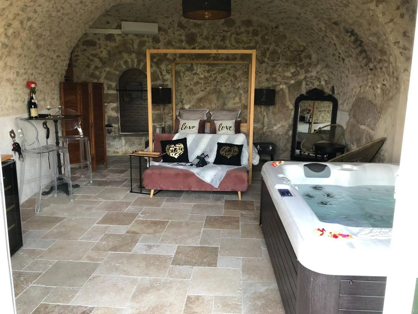 Nuit Insolite Avec Jacuzzi Privatif Et Piscine La Roquette-sur-Var Bed & Breakfast