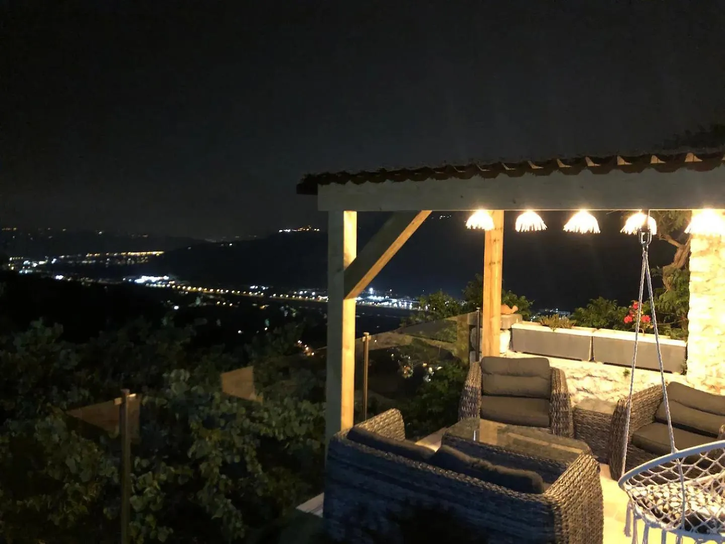 Nuit Insolite Avec Jacuzzi Privatif Et Piscine La Roquette-sur-Var Bed & Breakfast